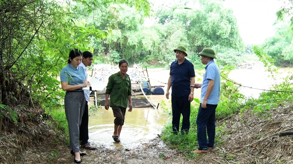 vinh phuc chu tich huyen lap thach di kiem tra xu ly kien nghi cua cu tri