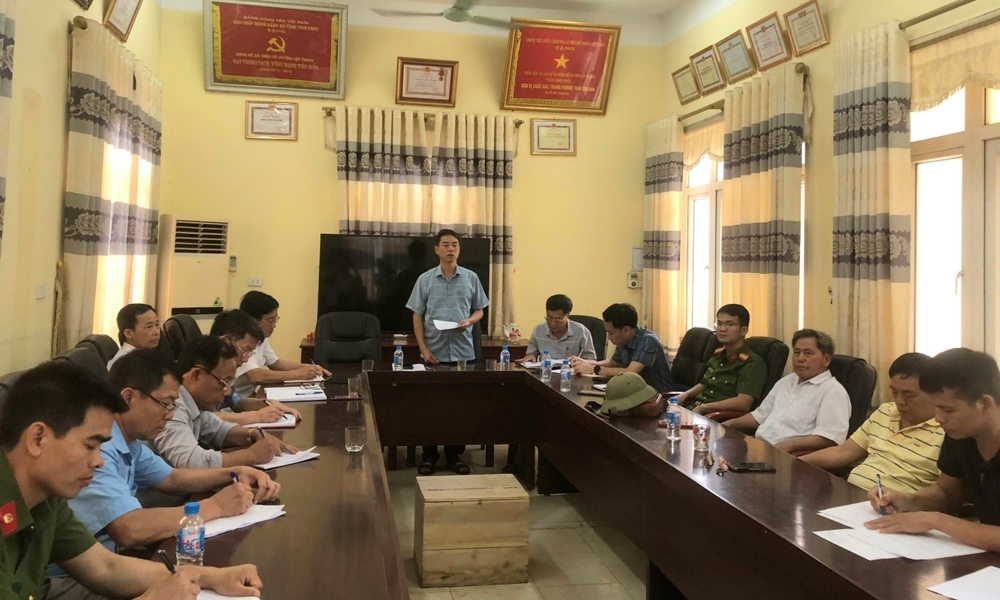 Ông Nguyễn Mạnh Tưởng - Phó Chủ tịch UBND huyện Lập Thạch đối thoại với các cá nhân có hành vi chặn xe đổ đất tại trụ sở UBND xã Triệu Đề.