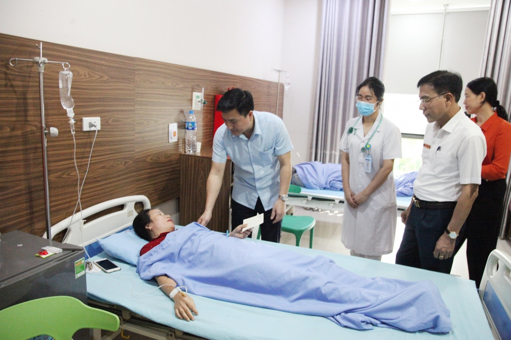 Phó Chủ tịch phụ trách UBND tỉnh Vũ Việt Văn thăm, động viên và tặng quà bệnh nhân nghi ngộ độc thực phẩm đang điều trị tại cơ sở y tế.