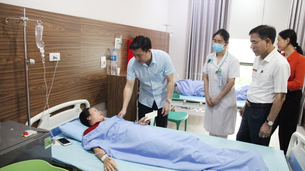 Thủ tướng yêu cầu làm rõ nguyên nhân vụ hàng trăm công nhân ngộ độc ở Vĩnh Phúc