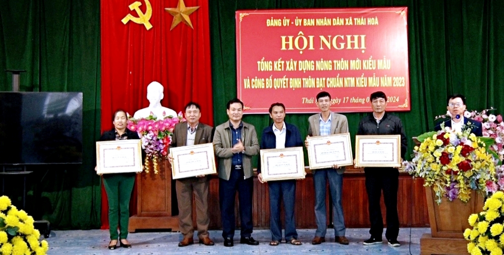 Đồng chí Nguyễn Tiến Anh, HUV, Bí thư Đảng ủy xã Thái Hòa trao chứng nhận Khu dân cư nông thôn mới kiểu mẫu năm 2023 cho 5 thôn