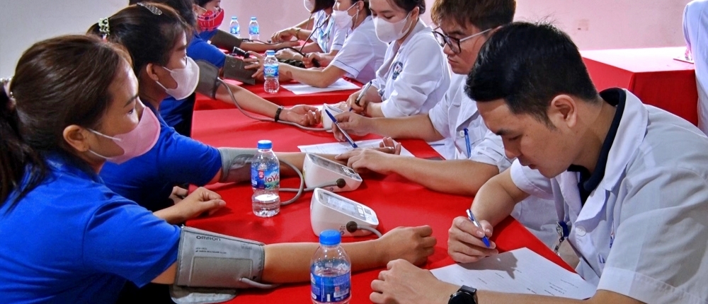 Hơn 300 thanh niên công nhân Công ty TNHH FWKK được các y, bác sĩ thăm khám, tư vấn cách chăm sóc sức khỏe