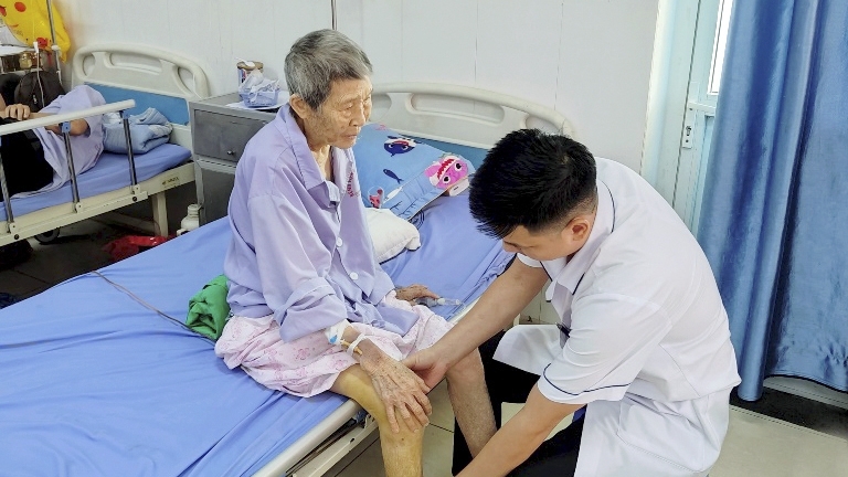 Vĩnh Phúc: Thực hiện thành công ca phẫu thuật thay khớp háng cho bệnh nhân 105 tuổi