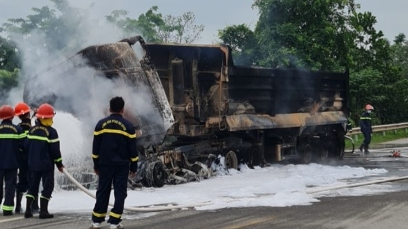 Vĩnh Phúc: Va chạm với ô tô tải, xe đầu kéo bốc cháy ngùn ngụt