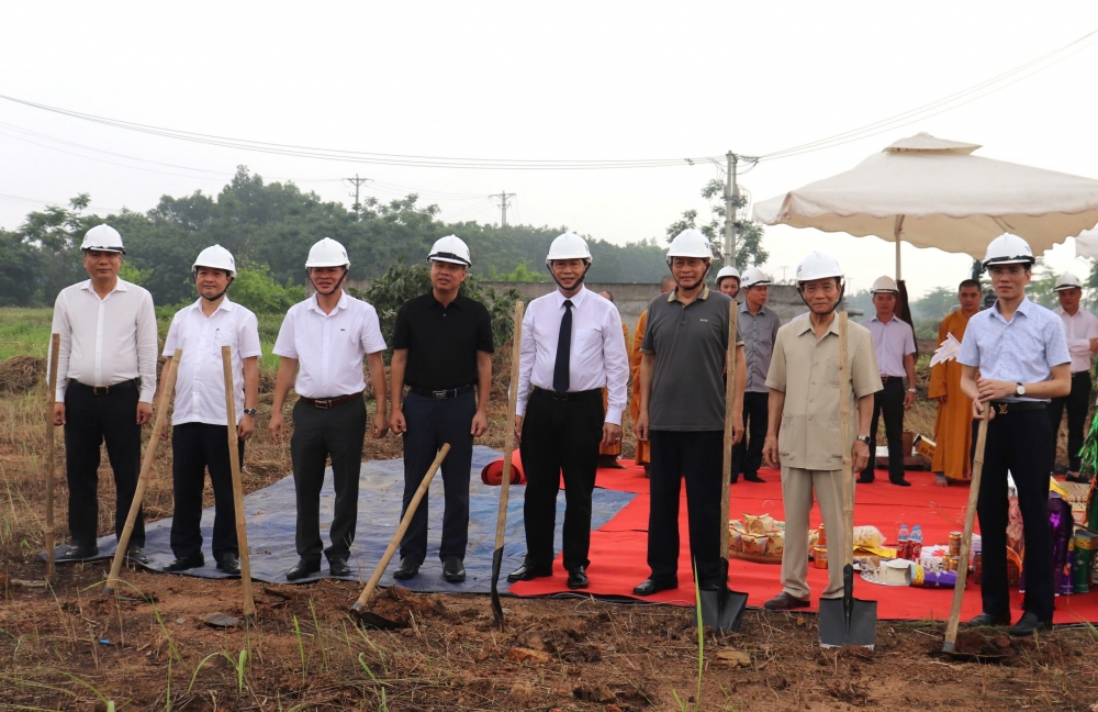 Các đại biểu thực hiện nghi thức động thổ.