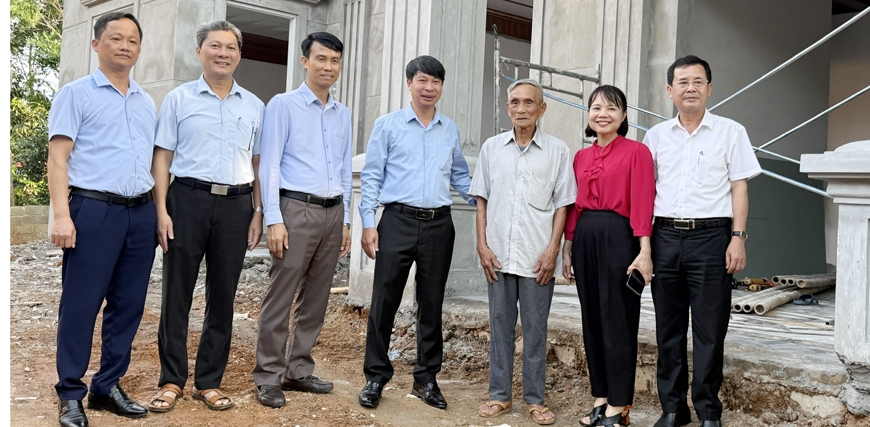 Phó Chủ tịch UBND tỉnh Nguyễn Khắc Hiếu kiểm tra tiến độ thi công nhà ông Hoàng Văn Kim, thôn Bồ Yên, xã Hướng Đạo, huyện Tam Dương