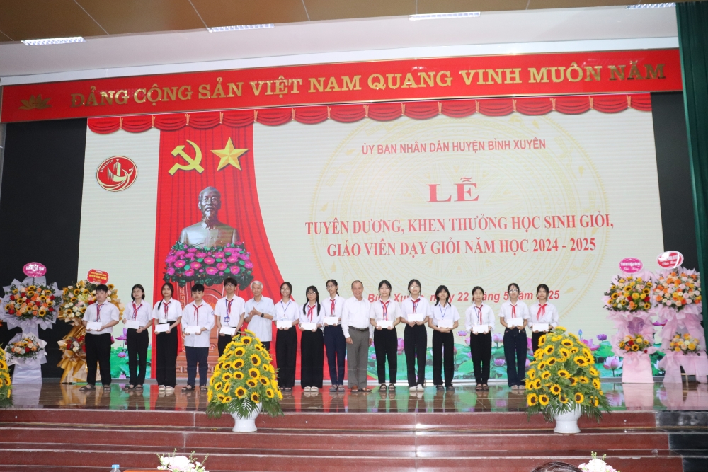 Huyện Bình Xuyên: Gần 200 học sinh giỏi, giáo viên giỏi năm học 2024-2025
