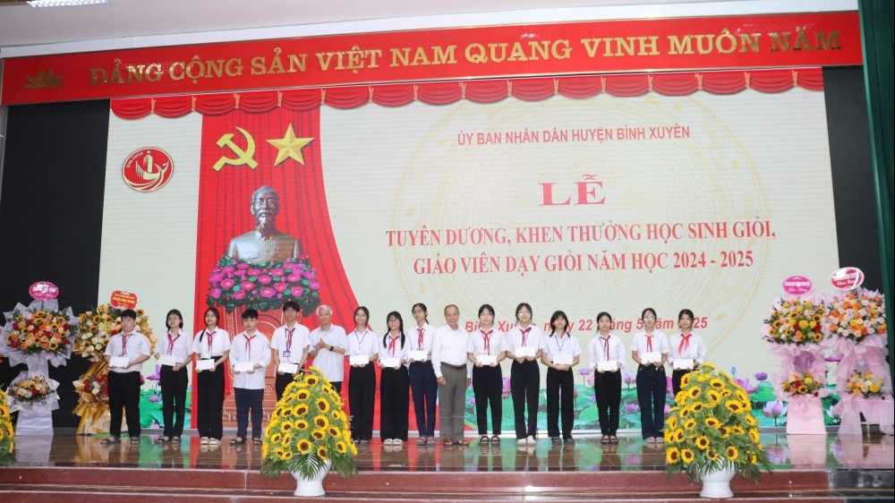 Huyện Bình Xuyên: Khen thưởng hơn 200 học sinh giỏi, giáo viên giỏi