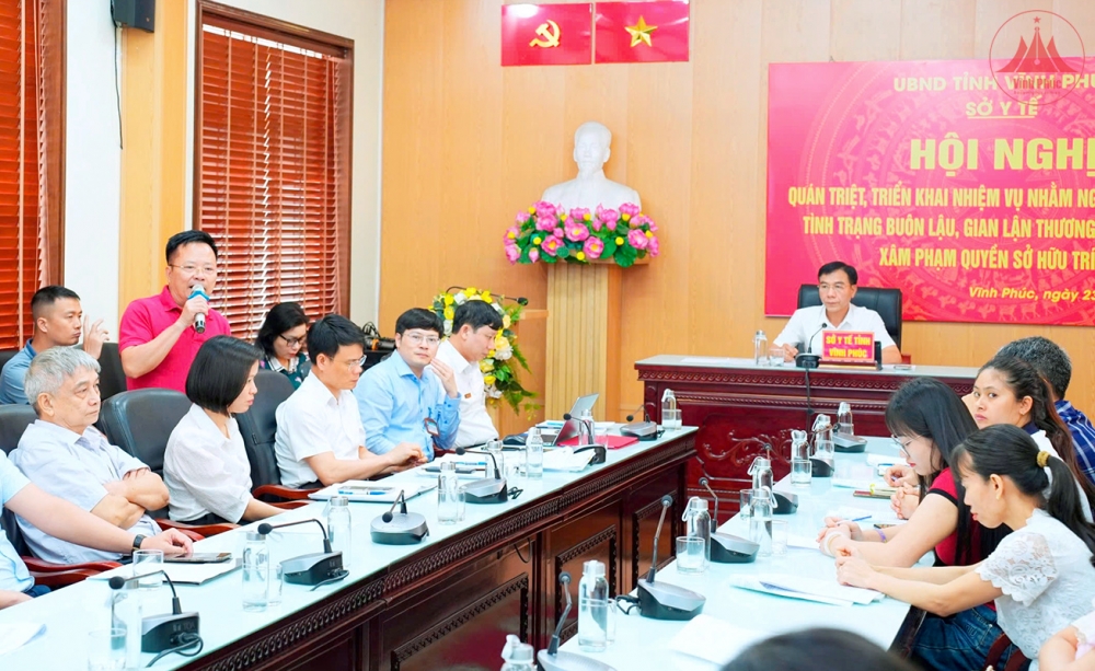 Đại diện các nhà thuốc phát biểu tại hội nghị.