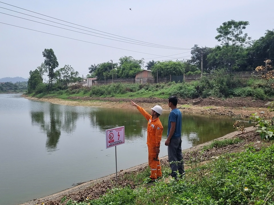 Công ty Điện lực Vĩnh Phúc đã và đang triển khai quyết liệt nhiều giải pháp nhằm đảm bảo an toàn hệ thống điện trên toàn địa bàn tỉnh. 