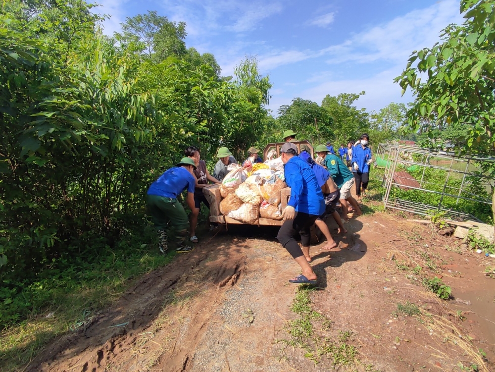 Đoàn viên, thanh niên thị trấn Yên Lạc giúp người dân gia cố các đoạn bờ ao nuôi thủy sản bị sạt lở
