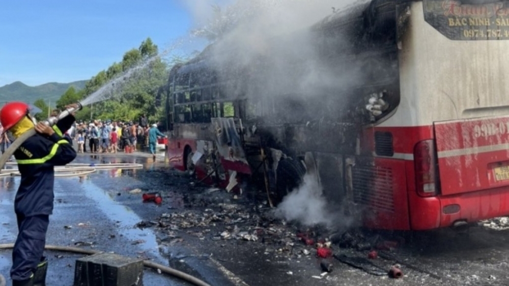 Phú Yên: Xe khách giường nằm cháy dữ dội