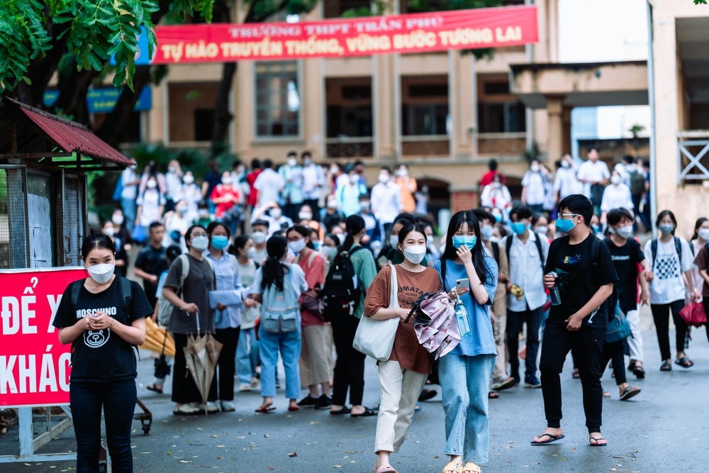 Các thí sinh thi xong tại Trường THPT Trần Phú