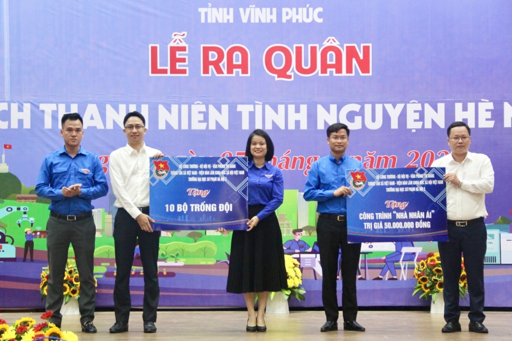 Đoàn Thanh niên Bộ Công Thương, Bộ Nội vụ, Văn phòng Trung ương Đảng, Thông tấn xã Việt Nam, Viện Hàn lâm khoa học xã hội và Trường Đại học sư phạm Hà Nội 2 lên sân khấu trao tặng 10 bộ trống cho Hội động Đội tỉnh Vĩnh Phúc và 01 ngôi nhà nhân ái cho đơn vị Huyện Yên Lạc trị giá 50 triệu đồng