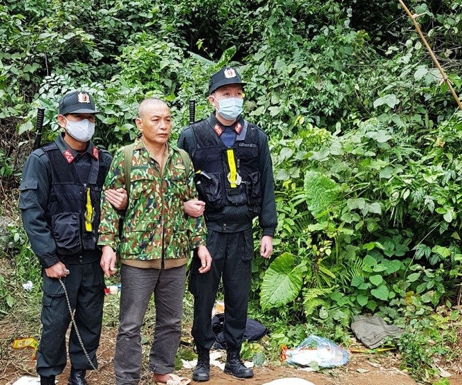 Lực lượng chức năng dẫn giải đối tượng Nguyễn Văn Chung thực nghiệm hiện trường