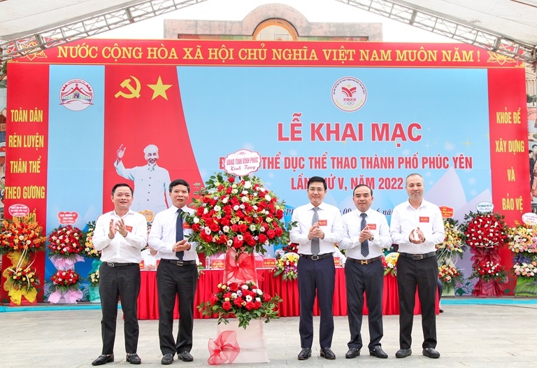 Phó Chủ tịch Thường trực UBND tỉnh Vũ Việt Văn tặng hoa chúc mừng đại hội.