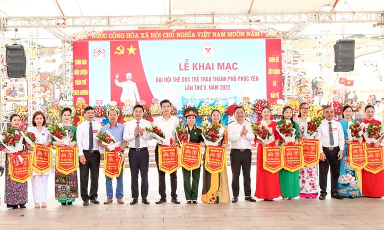 Phó Chủ tịch Thường trực UBND tỉnh Vũ Việt Văn cùng các đại biểu tặng hoa chúc mừng các đoàn tham gia đại hội. Ảnh: Khánh Linh