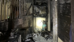 Cháy nhà trong đêm, 5 người cùng gia đình thoát nạn