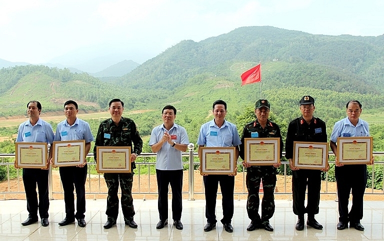 Lãnh đạo tỉnh Vĩnh Phúc tặng Bằng khen cho các tập thể có thành tích xuất sắc trong diễn tập khu vực phòng thủ huyện Bình Xuyên năm 2022.