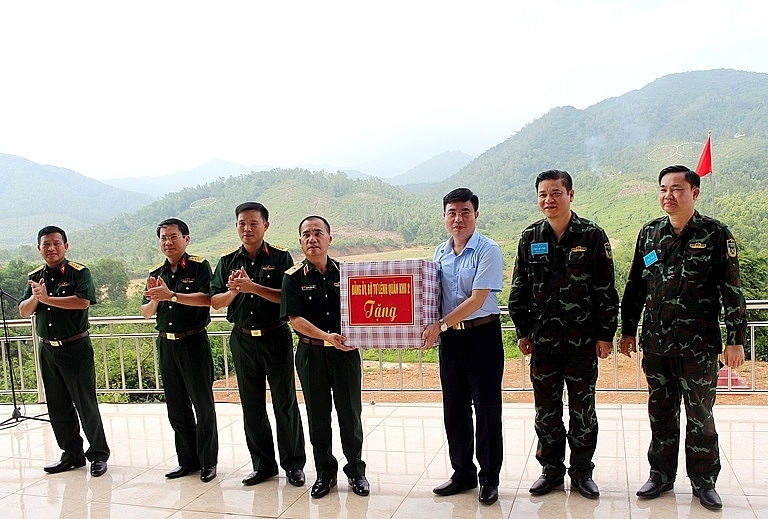Thiếu tướng Nguyễn Đăng Khải - Phó Tư lệnh, Tham mưu trưởng Quân khu 2 tặng quà cho các đơn vị tham gia diễn tập.