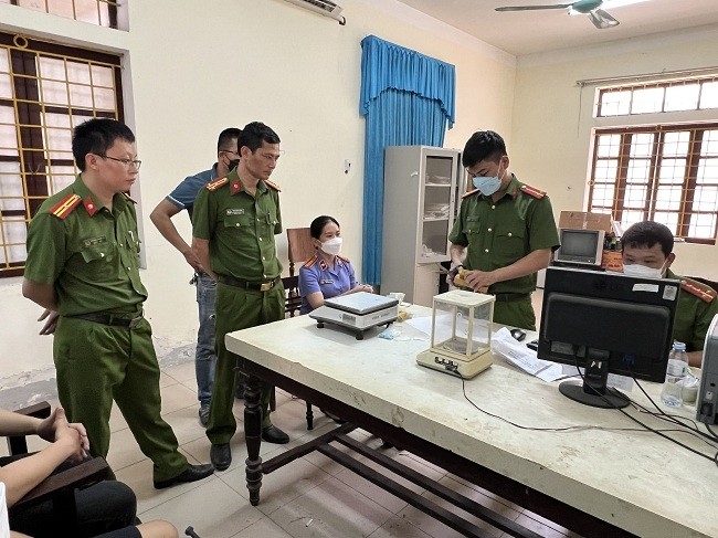 Lực lượng chức năng tiến hành mở niêm phong, lấy mẫu giám định ma túy thu giữ được (Nguồn: Công an tỉnh Nghệ An)