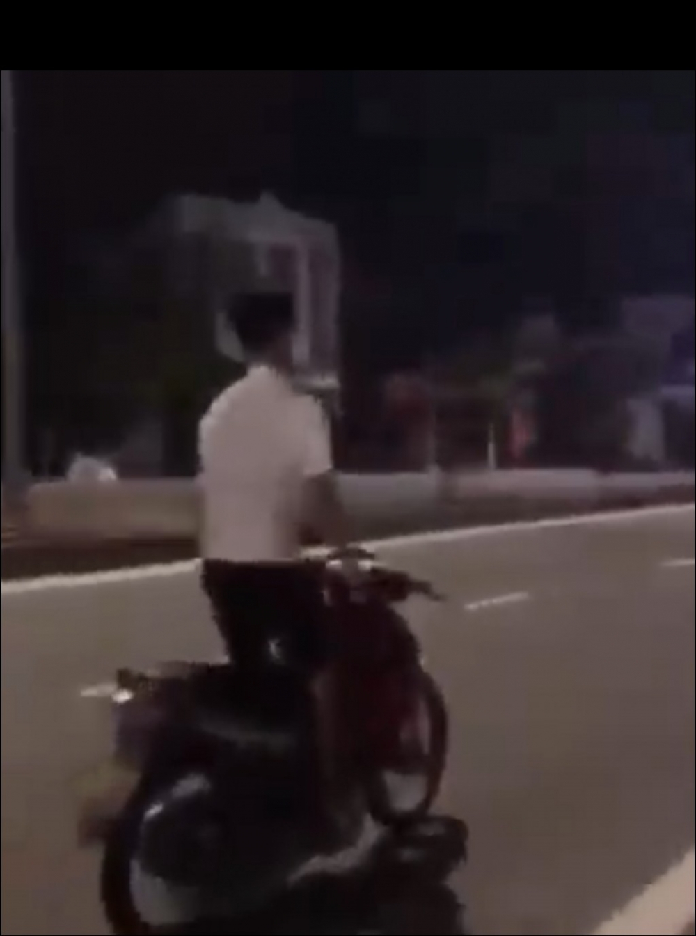 Quảng Nam: Nam thanh niên lái xe bằng chân tại Tỉnh lộ 607 gây 