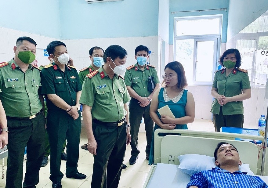 Đồng chí Đại tá Thái Hồng Công - Giám đốc Công an tỉnh cùng đoàn công tác đến thăm hỏi, động viên đồng chí Ma Văn Đạo