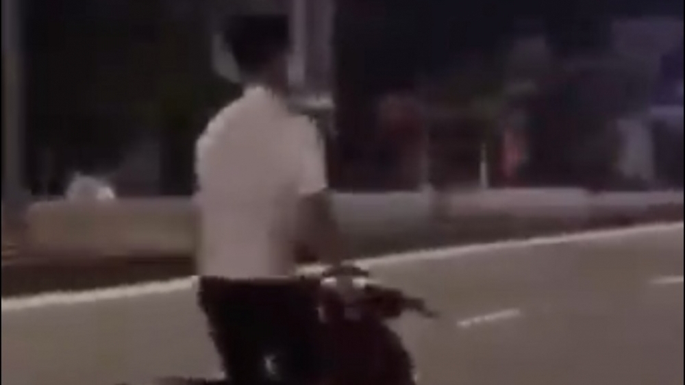 Quảng Nam: Nam thanh niên lái xe bằng chân tại Tỉnh lộ 607 gây "sốt" mạng xã hội