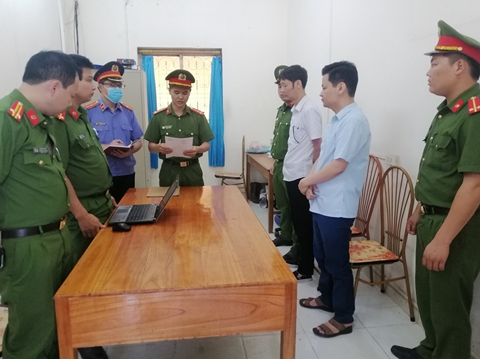 Cơ quan chức năng thi hành các quyết định tố tụng đối với 2 bị can.