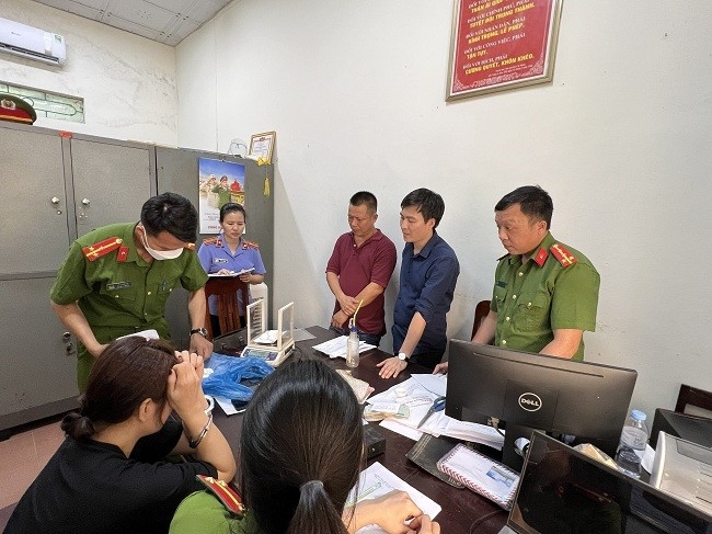 Lực lượng chức năng tiến hành mở niêm phong số lượng ma túy thu giữ (Nguồn: Công an tỉnh Nghệ An)