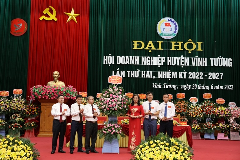 Đồng chí Phạm Thị Hồng Thủy, Chủ tịch Hiệp Hội Doanh nghiệp tỉnh tặng hoa chúc mừng Đại hội Hội Doanh nghiệp huyện Vĩnh Tường, nhiệm kỳ 2022-2027