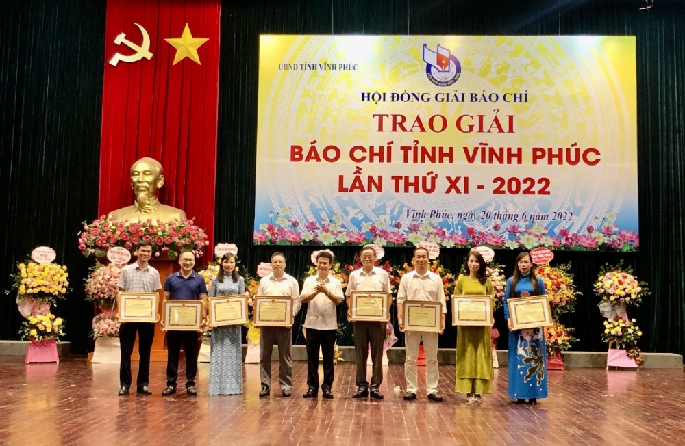 Tặng Bằng khen cho các tập thể, cá nhân có thành tích xuất sắc trong hoạt động báo chí giai đoạn 2012 - 2022