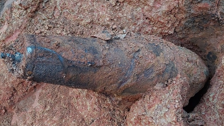 Vĩnh Phúc: Xây nhà phát hiện khối kim loại nghi là bom