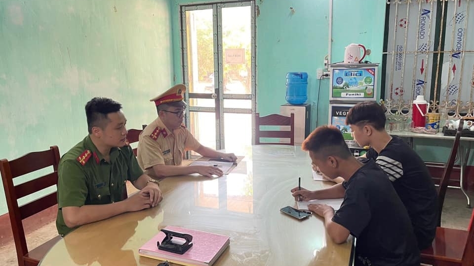 Tuyên Quang: Triệu tập 2 quái xế dùng chân điều khiển xe máy