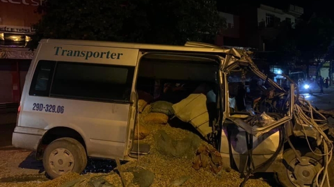Vĩnh Phúc: Xe khách nát đầu sau cú va chạm mạnh với xe tải