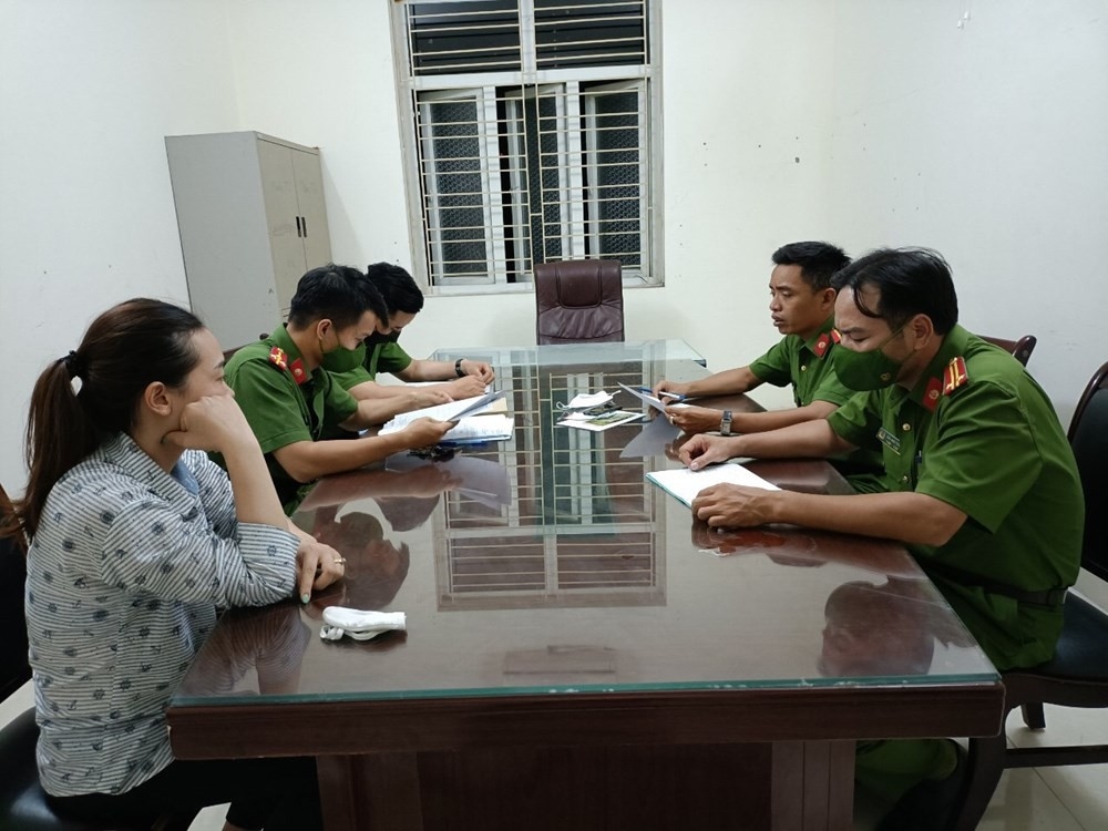 Lực lượng chức năng làm việc với Nguyễn Thị Hợp (Nguồn: Công an TP Hải Phòng)
