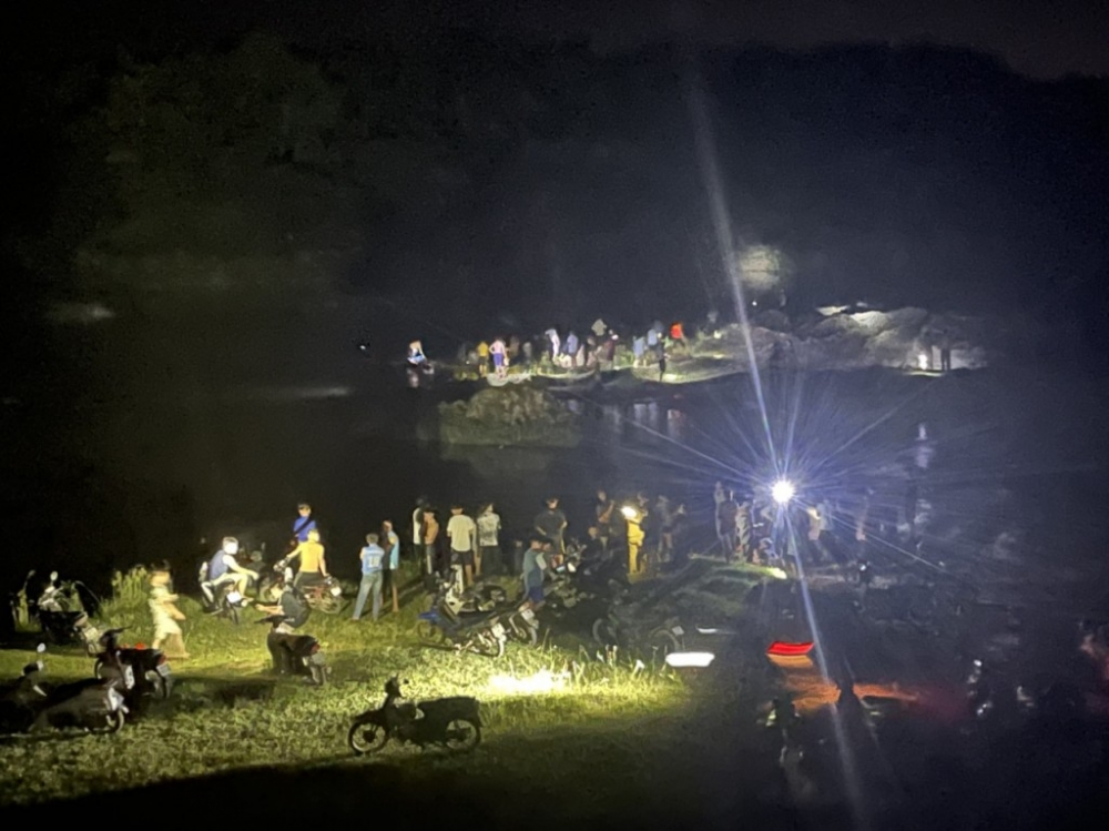 Lực lượng chức năng tập trung tìm kiếm nạn nhân tắm sông bị mất tích (Ảnh: CTV)