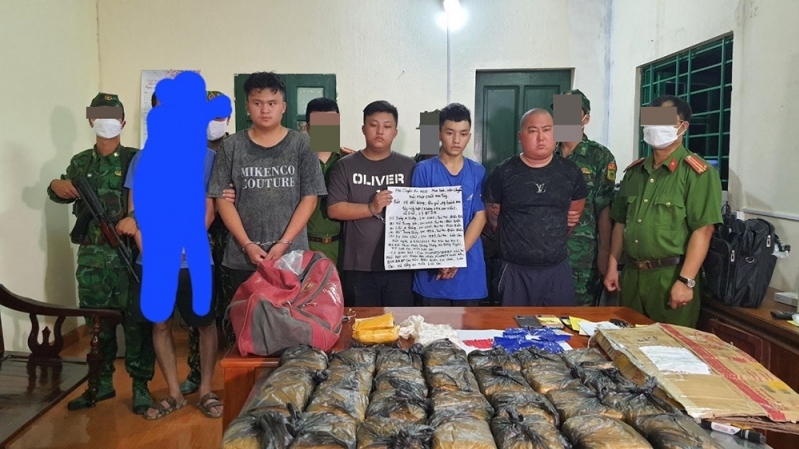 Lào Cai: Bắt quả tang 4 đối tượng đang có hành vi vận chuyển 174.000 viên ma túy tổng hợp