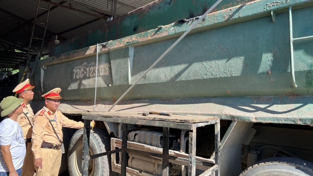 Quảng Bình: Buộc tháo dỡ, cắt bỏ thành, thùng xe chở vật liệu cơi nới quá tải trọng