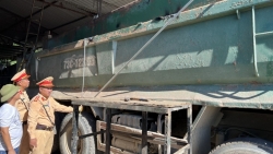 Quảng Bình: Buộc tháo dỡ, cắt bỏ thành, thùng xe chở vật liệu cơi nới quá tải trọng