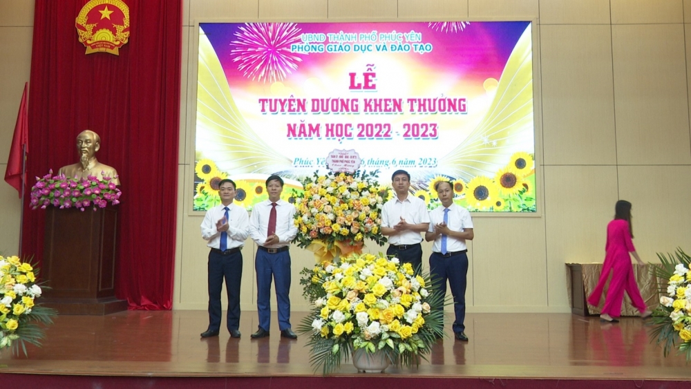 Đ/c Nguyễn Tiến Thông, Phó Chủ tịch UBND thành phố tặng hoa chúc mừng ngành Giáo dục thành phố