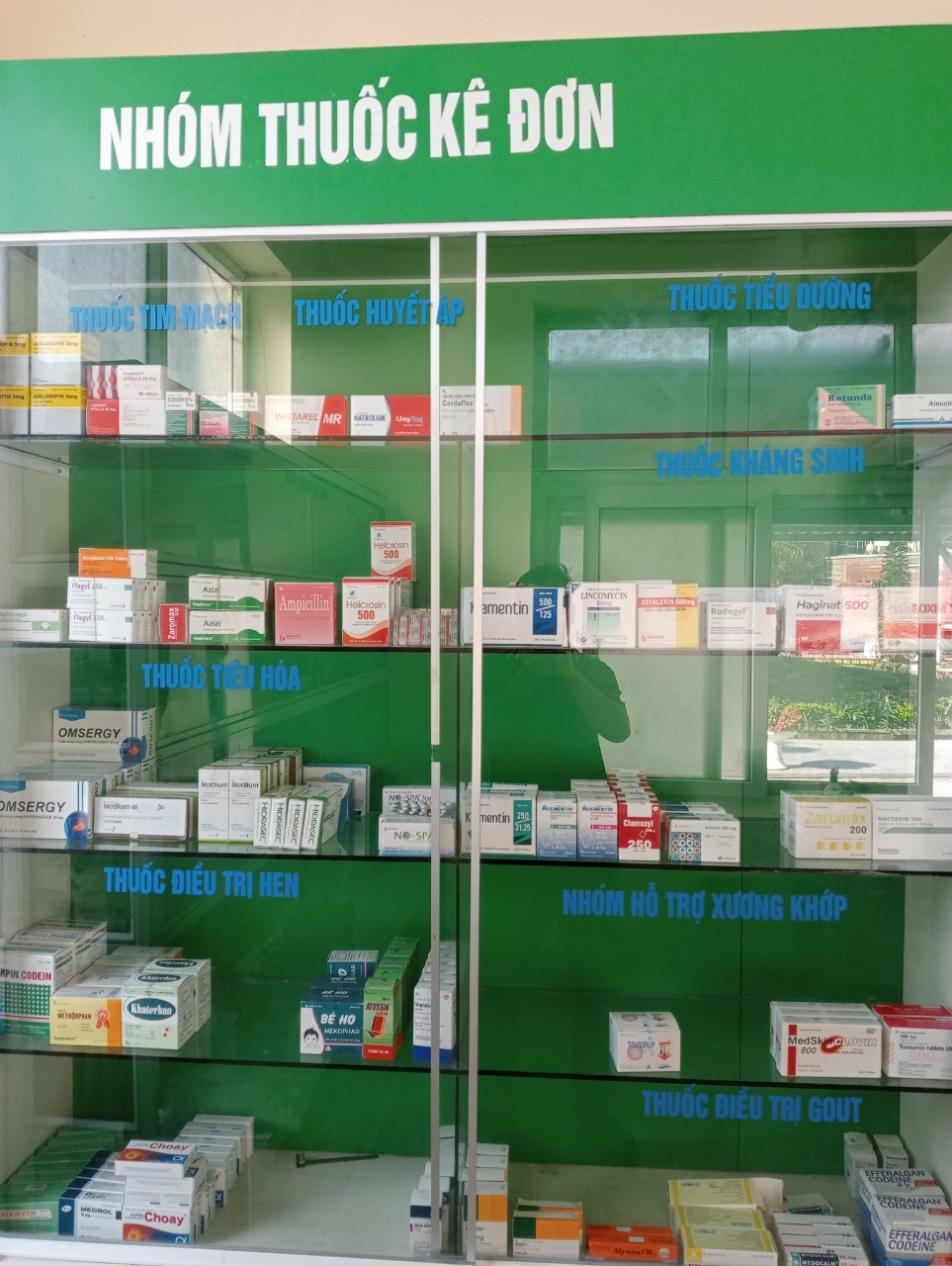 Quầy thuốc điều trị sẵn sàng bán phục vụ Nhân dân thị trấn Tam Đảo