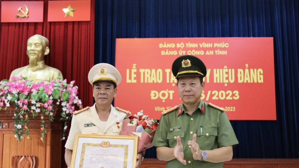 Công an tỉnh Vĩnh Phúc: Trao tặng Huy hiệu 30 năm tuổi Đảng cho Thượng tá Trần Kim San