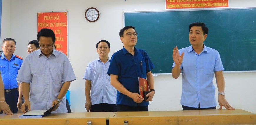 Phó Chủ tịch Thường trực UBND tỉnh Vũ Việt Văn kiểm tra tại điểm thi trường THPT Đồng Đậu, huyện Yên Lạc