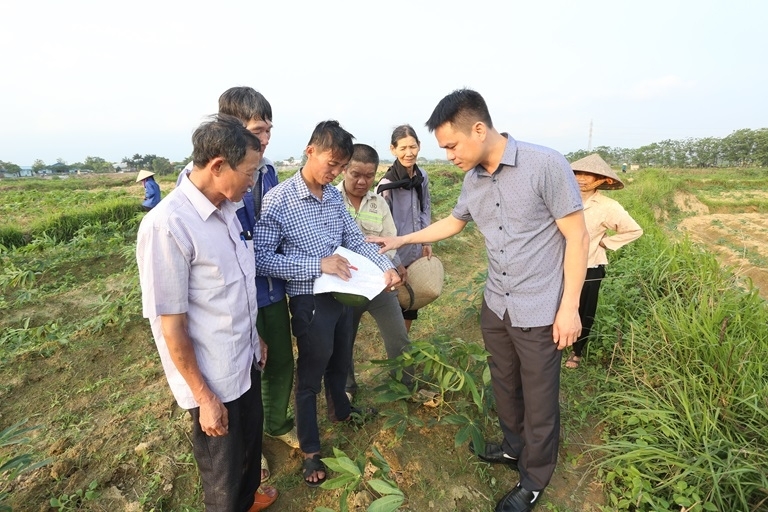 Cán bộ và người dân xã Sơn Lôi (Bình Xuyên) khẩn trương tiến hành kiểm đếm diện tích đất nông nghiệp tại KCN Sơn Lôi.