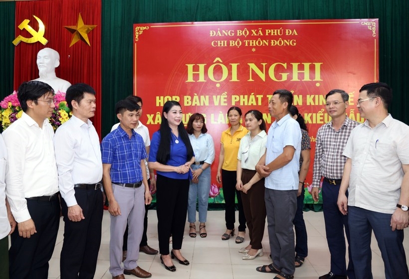 Bí thư Tỉnh ủy Vĩnh Phúc trao đổi với đảng viên và người dân thôn Đông, xã Phú Đa về xây dựng “Làng văn hóa kiểu mẫu”.