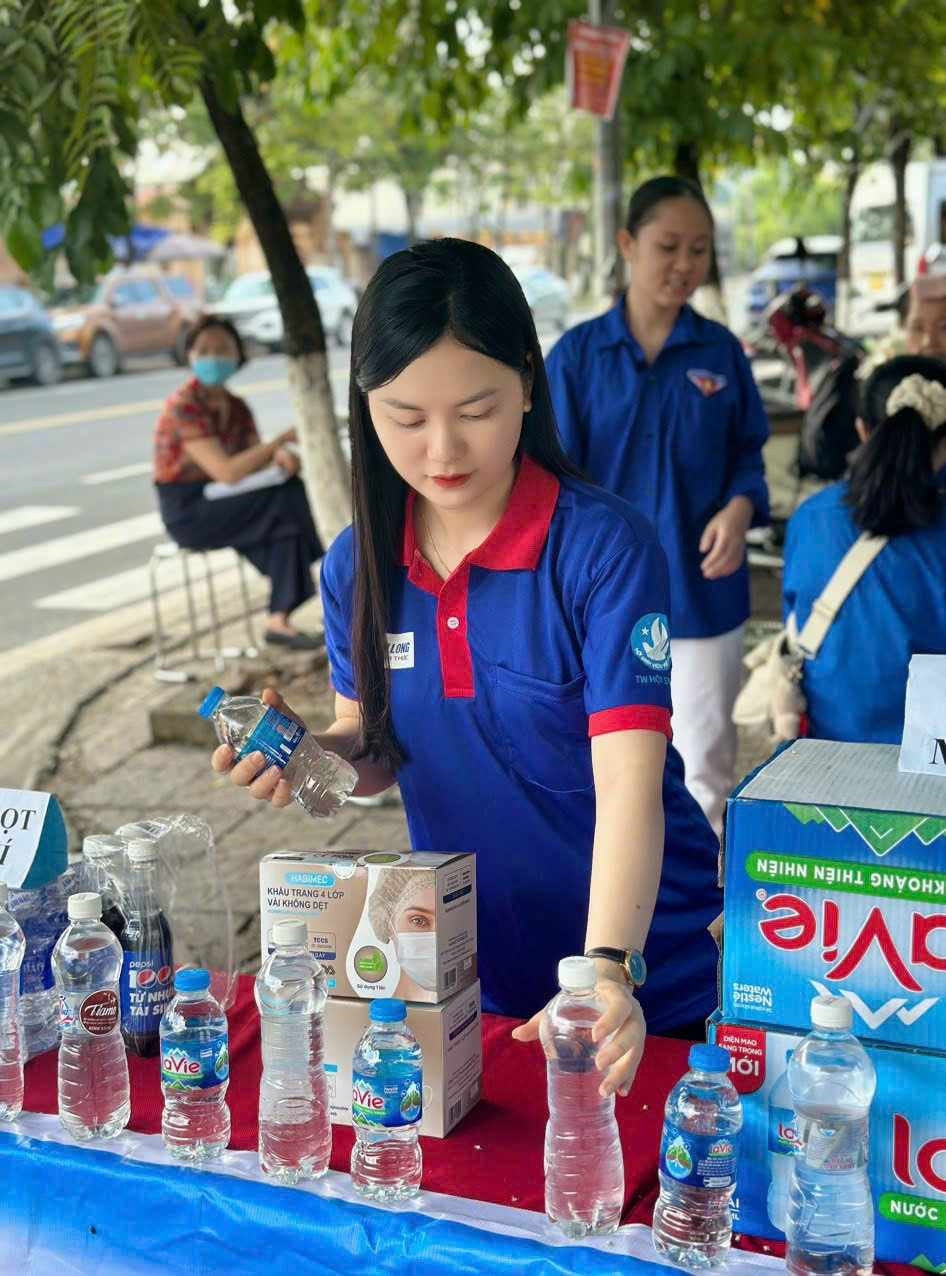 Các đoàn viên các trường tiếp sức mùa thi