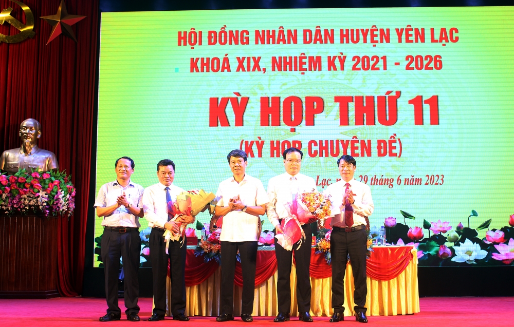 tặng hoa chúc mừng đồng chí Nguyễn Ngọc Tú, Chủ tịch UBND huyện Yên Lạc khóa XIX, nhiệm kỳ 2021-2026 và đồng chí Nguyễn Xuân Thông nhận nhiệm vụ mới. 