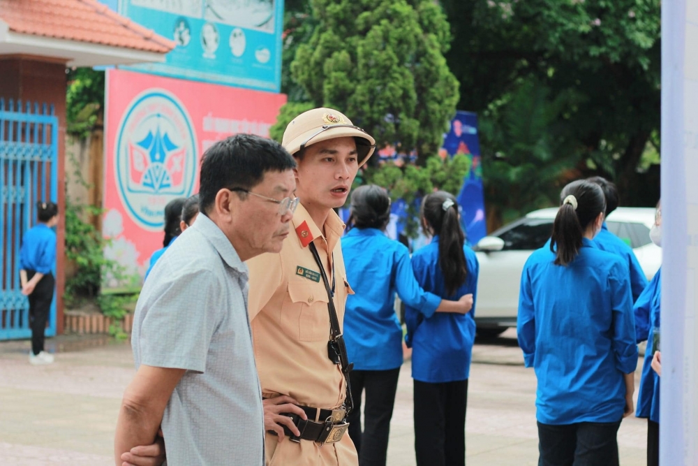 Lực lượng Công an huyện Bình Xuyên hướng dẫn đảm bảo ATGT tại kỳ thi