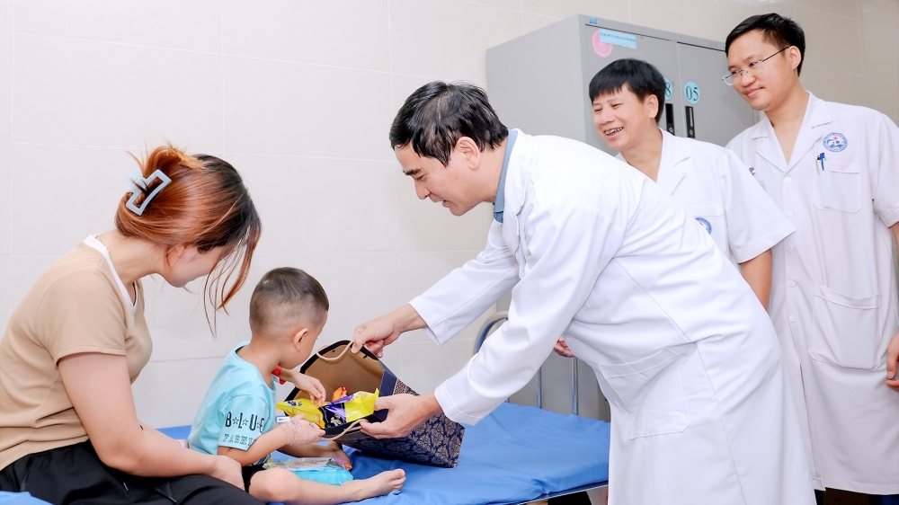 Bí thư Tỉnh ủy Vĩnh Phúc thăm, tặng quà các cháu thiếu nhi nhân ngày 1/6